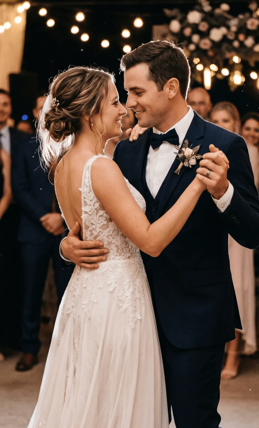 Pareja de baile haciendo vals para su boda