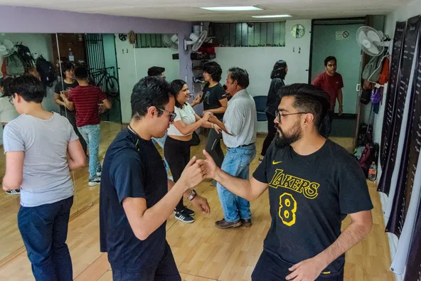 Alumnos aprendiendo a bailar a su propio ritmo con sus instructores