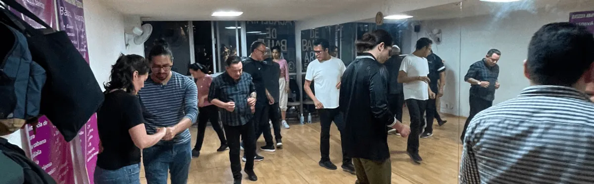 Grupo de personas en sus clases de baile