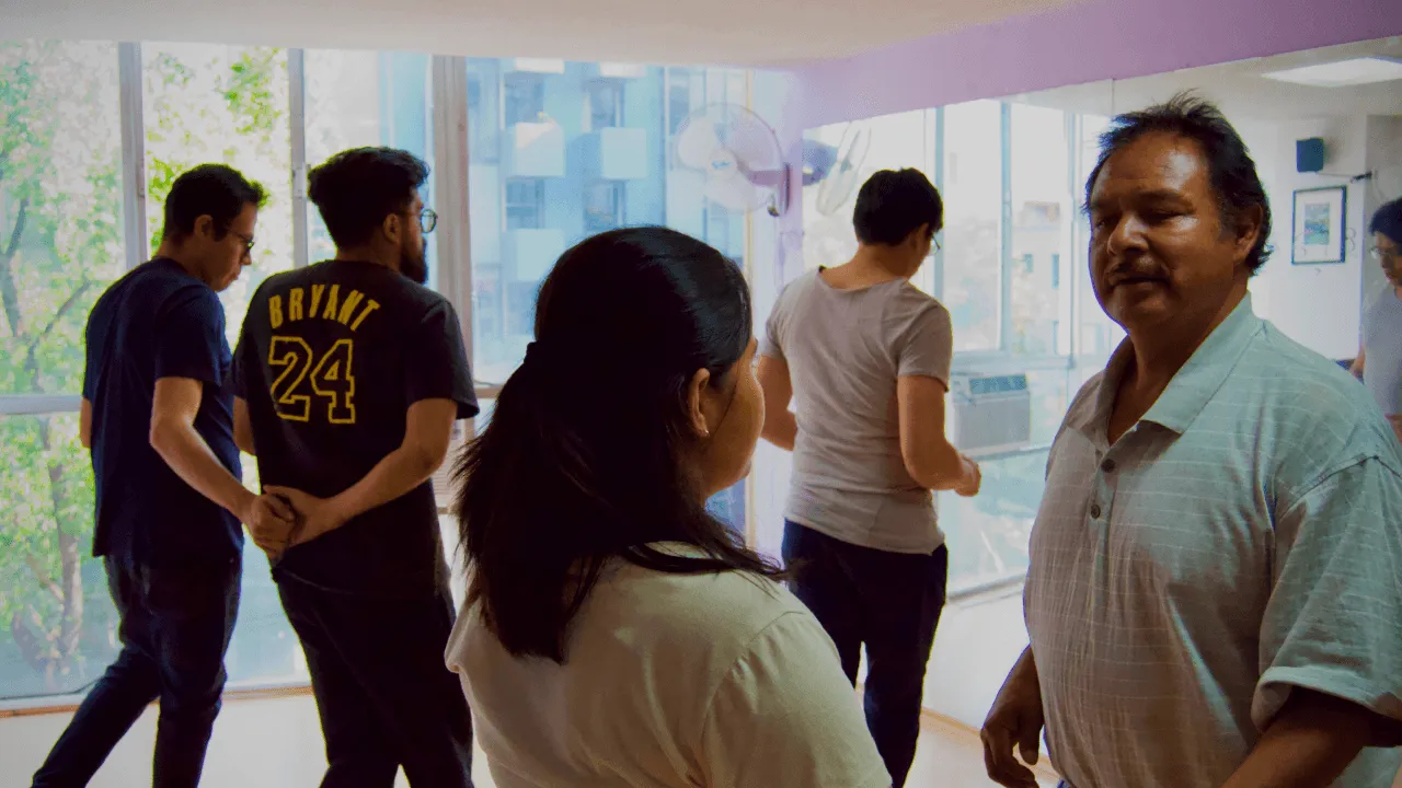 Alumnos bailando con sus instructores y practicando en Academia de baile ARIA